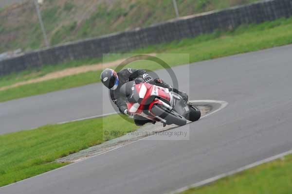 Mallory park Leicestershire;Mallory park photographs;Motorcycle action photographs;event digital images;eventdigitalimages;mallory park;no limits trackday;peter wileman photography;trackday;trackday digital images;trackday photos