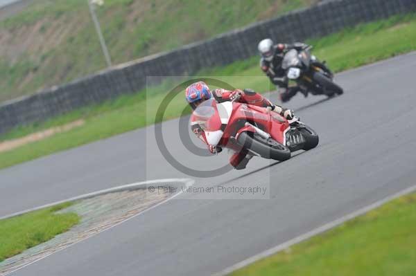 Mallory park Leicestershire;Mallory park photographs;Motorcycle action photographs;event digital images;eventdigitalimages;mallory park;no limits trackday;peter wileman photography;trackday;trackday digital images;trackday photos