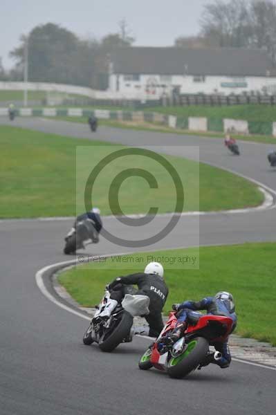 Mallory park Leicestershire;Mallory park photographs;Motorcycle action photographs;event digital images;eventdigitalimages;mallory park;no limits trackday;peter wileman photography;trackday;trackday digital images;trackday photos