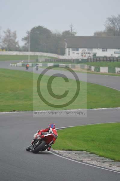 Mallory park Leicestershire;Mallory park photographs;Motorcycle action photographs;event digital images;eventdigitalimages;mallory park;no limits trackday;peter wileman photography;trackday;trackday digital images;trackday photos