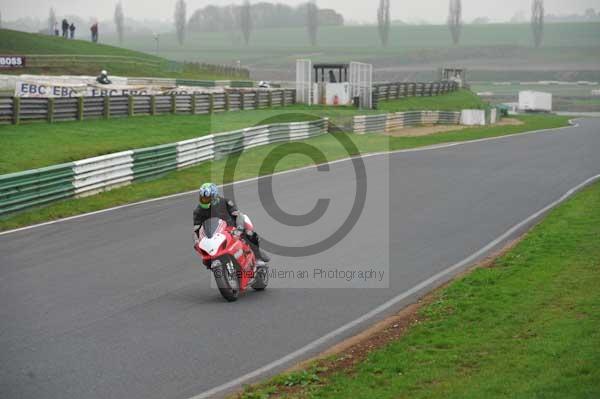 Mallory park Leicestershire;Mallory park photographs;Motorcycle action photographs;event digital images;eventdigitalimages;mallory park;no limits trackday;peter wileman photography;trackday;trackday digital images;trackday photos