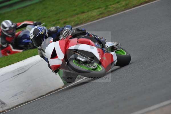 Mallory park Leicestershire;Mallory park photographs;Motorcycle action photographs;event digital images;eventdigitalimages;mallory park;no limits trackday;peter wileman photography;trackday;trackday digital images;trackday photos
