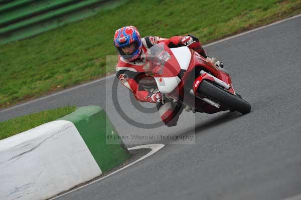 Mallory park Leicestershire;Mallory park photographs;Motorcycle action photographs;event digital images;eventdigitalimages;mallory park;no limits trackday;peter wileman photography;trackday;trackday digital images;trackday photos