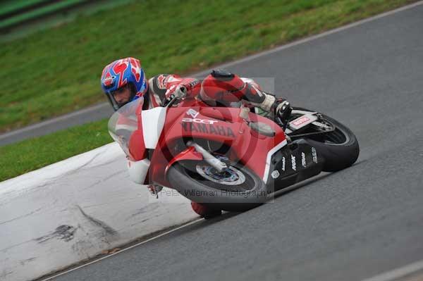 Mallory park Leicestershire;Mallory park photographs;Motorcycle action photographs;event digital images;eventdigitalimages;mallory park;no limits trackday;peter wileman photography;trackday;trackday digital images;trackday photos
