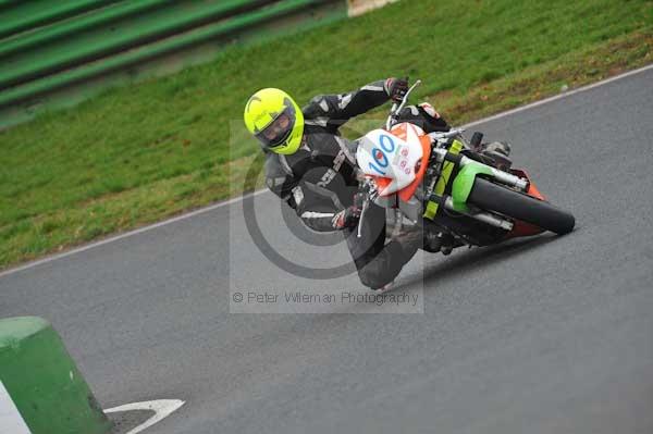 Mallory park Leicestershire;Mallory park photographs;Motorcycle action photographs;event digital images;eventdigitalimages;mallory park;no limits trackday;peter wileman photography;trackday;trackday digital images;trackday photos