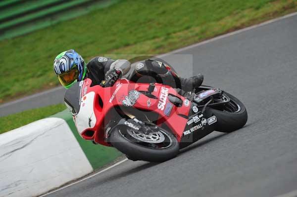 Mallory park Leicestershire;Mallory park photographs;Motorcycle action photographs;event digital images;eventdigitalimages;mallory park;no limits trackday;peter wileman photography;trackday;trackday digital images;trackday photos