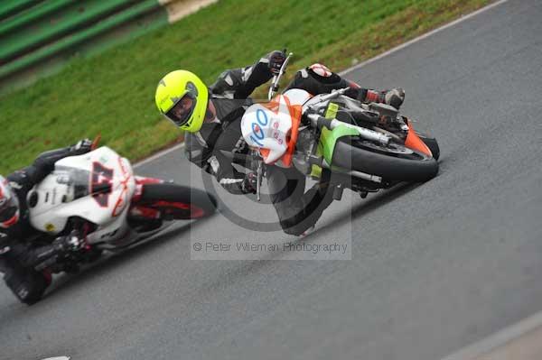 Mallory park Leicestershire;Mallory park photographs;Motorcycle action photographs;event digital images;eventdigitalimages;mallory park;no limits trackday;peter wileman photography;trackday;trackday digital images;trackday photos