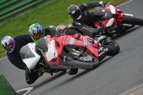 Mallory park Leicestershire;Mallory park photographs;Motorcycle action photographs;event digital images;eventdigitalimages;mallory park;no limits trackday;peter wileman photography;trackday;trackday digital images;trackday photos