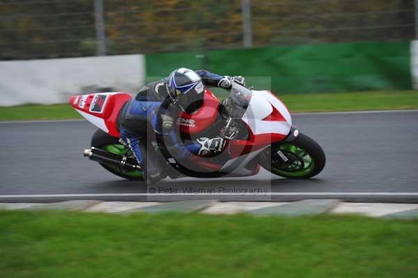 Mallory park Leicestershire;Mallory park photographs;Motorcycle action photographs;event digital images;eventdigitalimages;mallory park;no limits trackday;peter wileman photography;trackday;trackday digital images;trackday photos
