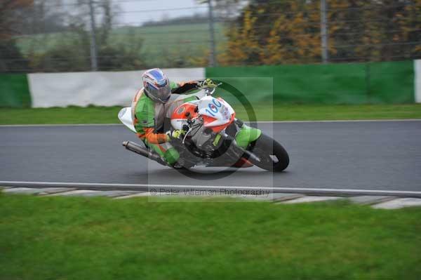 Mallory park Leicestershire;Mallory park photographs;Motorcycle action photographs;event digital images;eventdigitalimages;mallory park;no limits trackday;peter wileman photography;trackday;trackday digital images;trackday photos