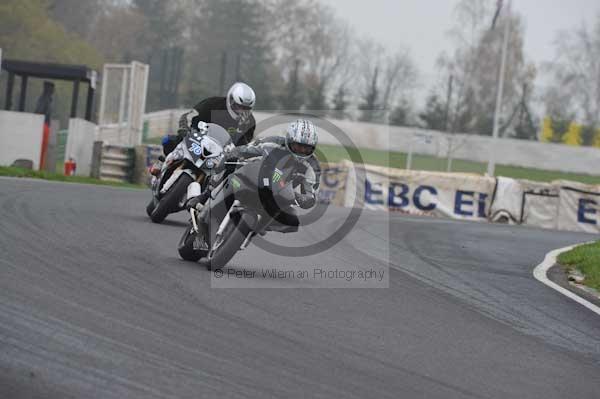 Mallory park Leicestershire;Mallory park photographs;Motorcycle action photographs;event digital images;eventdigitalimages;mallory park;no limits trackday;peter wileman photography;trackday;trackday digital images;trackday photos