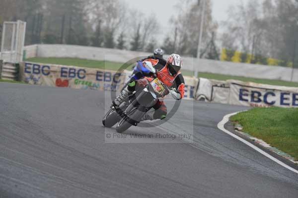 Mallory park Leicestershire;Mallory park photographs;Motorcycle action photographs;event digital images;eventdigitalimages;mallory park;no limits trackday;peter wileman photography;trackday;trackday digital images;trackday photos