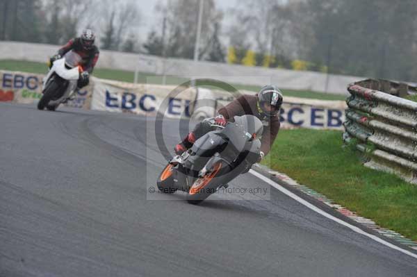 Mallory park Leicestershire;Mallory park photographs;Motorcycle action photographs;event digital images;eventdigitalimages;mallory park;no limits trackday;peter wileman photography;trackday;trackday digital images;trackday photos