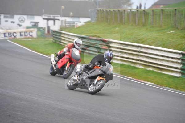 Mallory park Leicestershire;Mallory park photographs;Motorcycle action photographs;event digital images;eventdigitalimages;mallory park;no limits trackday;peter wileman photography;trackday;trackday digital images;trackday photos