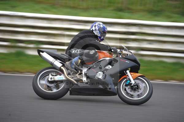 Mallory park Leicestershire;Mallory park photographs;Motorcycle action photographs;event digital images;eventdigitalimages;mallory park;no limits trackday;peter wileman photography;trackday;trackday digital images;trackday photos