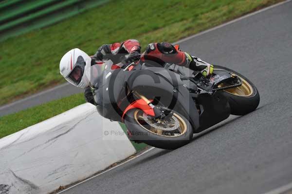 Mallory park Leicestershire;Mallory park photographs;Motorcycle action photographs;event digital images;eventdigitalimages;mallory park;no limits trackday;peter wileman photography;trackday;trackday digital images;trackday photos