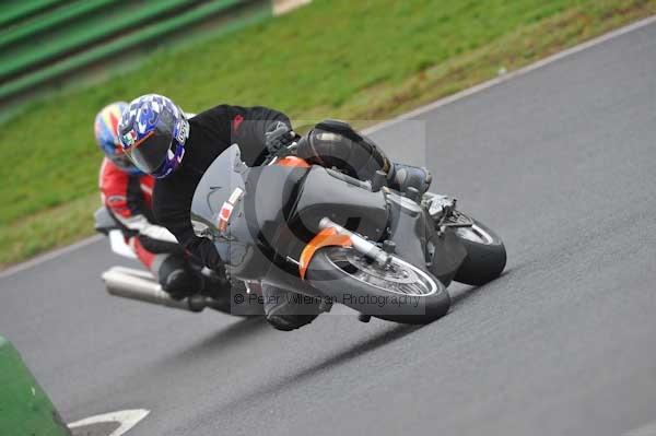 Mallory park Leicestershire;Mallory park photographs;Motorcycle action photographs;event digital images;eventdigitalimages;mallory park;no limits trackday;peter wileman photography;trackday;trackday digital images;trackday photos