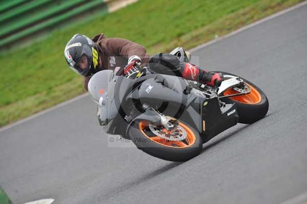 Mallory park Leicestershire;Mallory park photographs;Motorcycle action photographs;event digital images;eventdigitalimages;mallory park;no limits trackday;peter wileman photography;trackday;trackday digital images;trackday photos