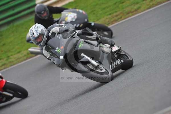 Mallory park Leicestershire;Mallory park photographs;Motorcycle action photographs;event digital images;eventdigitalimages;mallory park;no limits trackday;peter wileman photography;trackday;trackday digital images;trackday photos