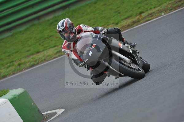 Mallory park Leicestershire;Mallory park photographs;Motorcycle action photographs;event digital images;eventdigitalimages;mallory park;no limits trackday;peter wileman photography;trackday;trackday digital images;trackday photos
