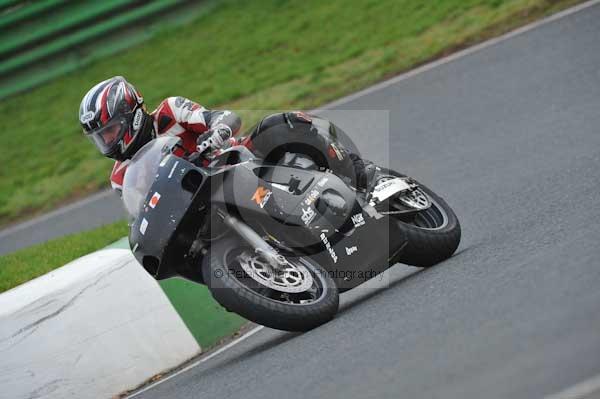 Mallory park Leicestershire;Mallory park photographs;Motorcycle action photographs;event digital images;eventdigitalimages;mallory park;no limits trackday;peter wileman photography;trackday;trackday digital images;trackday photos