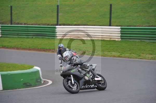 Mallory park Leicestershire;Mallory park photographs;Motorcycle action photographs;event digital images;eventdigitalimages;mallory park;no limits trackday;peter wileman photography;trackday;trackday digital images;trackday photos
