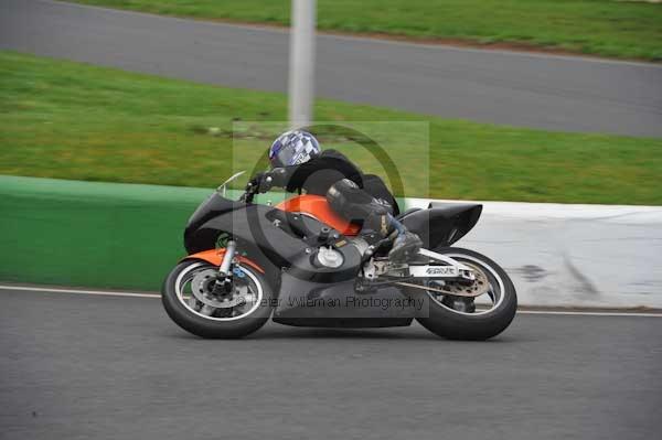 Mallory park Leicestershire;Mallory park photographs;Motorcycle action photographs;event digital images;eventdigitalimages;mallory park;no limits trackday;peter wileman photography;trackday;trackday digital images;trackday photos