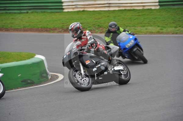 Mallory park Leicestershire;Mallory park photographs;Motorcycle action photographs;event digital images;eventdigitalimages;mallory park;no limits trackday;peter wileman photography;trackday;trackday digital images;trackday photos
