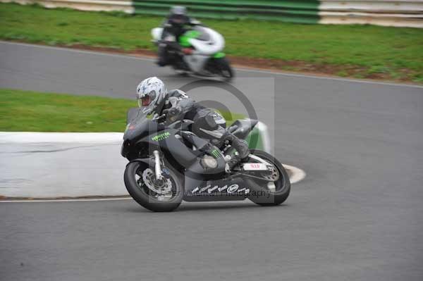 Mallory park Leicestershire;Mallory park photographs;Motorcycle action photographs;event digital images;eventdigitalimages;mallory park;no limits trackday;peter wileman photography;trackday;trackday digital images;trackday photos