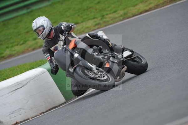 Mallory park Leicestershire;Mallory park photographs;Motorcycle action photographs;event digital images;eventdigitalimages;mallory park;no limits trackday;peter wileman photography;trackday;trackday digital images;trackday photos