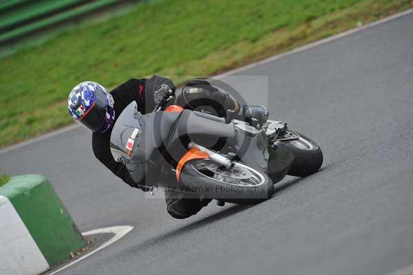 Mallory park Leicestershire;Mallory park photographs;Motorcycle action photographs;event digital images;eventdigitalimages;mallory park;no limits trackday;peter wileman photography;trackday;trackday digital images;trackday photos