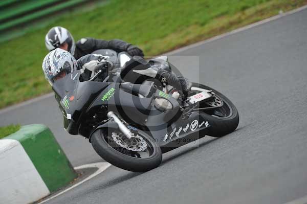 Mallory park Leicestershire;Mallory park photographs;Motorcycle action photographs;event digital images;eventdigitalimages;mallory park;no limits trackday;peter wileman photography;trackday;trackday digital images;trackday photos
