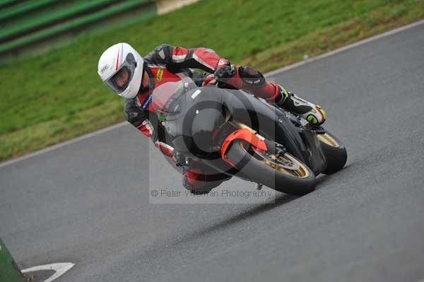 Mallory park Leicestershire;Mallory park photographs;Motorcycle action photographs;event digital images;eventdigitalimages;mallory park;no limits trackday;peter wileman photography;trackday;trackday digital images;trackday photos