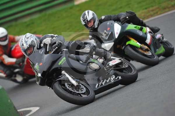 Mallory park Leicestershire;Mallory park photographs;Motorcycle action photographs;event digital images;eventdigitalimages;mallory park;no limits trackday;peter wileman photography;trackday;trackday digital images;trackday photos