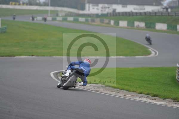Mallory park Leicestershire;Mallory park photographs;Motorcycle action photographs;event digital images;eventdigitalimages;mallory park;no limits trackday;peter wileman photography;trackday;trackday digital images;trackday photos
