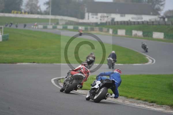 Mallory park Leicestershire;Mallory park photographs;Motorcycle action photographs;event digital images;eventdigitalimages;mallory park;no limits trackday;peter wileman photography;trackday;trackday digital images;trackday photos