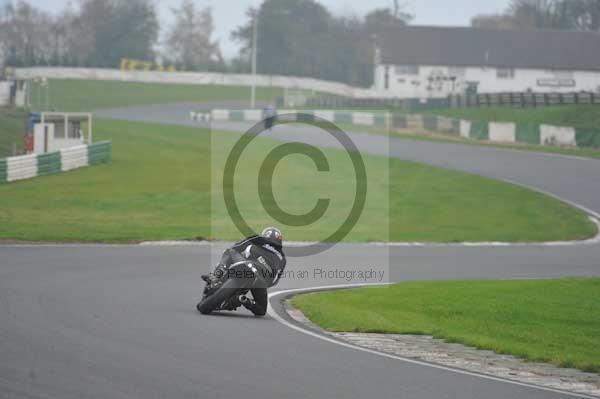 Mallory park Leicestershire;Mallory park photographs;Motorcycle action photographs;event digital images;eventdigitalimages;mallory park;no limits trackday;peter wileman photography;trackday;trackday digital images;trackday photos