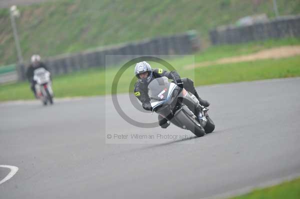 Mallory park Leicestershire;Mallory park photographs;Motorcycle action photographs;event digital images;eventdigitalimages;mallory park;no limits trackday;peter wileman photography;trackday;trackday digital images;trackday photos