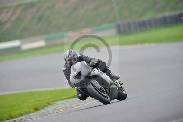 Mallory park Leicestershire;Mallory park photographs;Motorcycle action photographs;event digital images;eventdigitalimages;mallory park;no limits trackday;peter wileman photography;trackday;trackday digital images;trackday photos