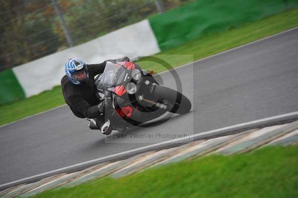 Mallory park Leicestershire;Mallory park photographs;Motorcycle action photographs;event digital images;eventdigitalimages;mallory park;no limits trackday;peter wileman photography;trackday;trackday digital images;trackday photos