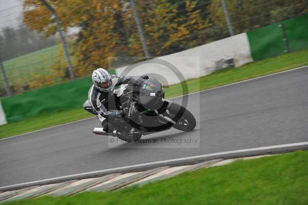Mallory park Leicestershire;Mallory park photographs;Motorcycle action photographs;event digital images;eventdigitalimages;mallory park;no limits trackday;peter wileman photography;trackday;trackday digital images;trackday photos