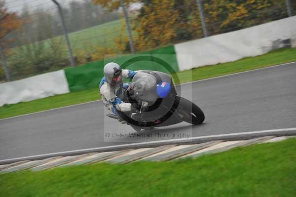 Mallory park Leicestershire;Mallory park photographs;Motorcycle action photographs;event digital images;eventdigitalimages;mallory park;no limits trackday;peter wileman photography;trackday;trackday digital images;trackday photos