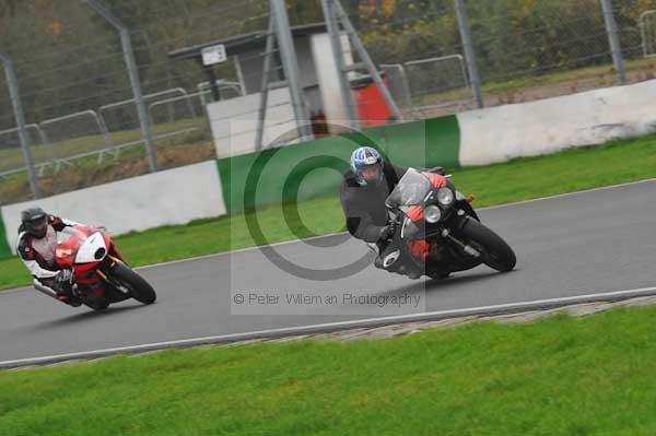 Mallory park Leicestershire;Mallory park photographs;Motorcycle action photographs;event digital images;eventdigitalimages;mallory park;no limits trackday;peter wileman photography;trackday;trackday digital images;trackday photos