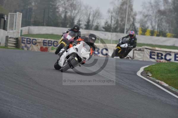 Mallory park Leicestershire;Mallory park photographs;Motorcycle action photographs;event digital images;eventdigitalimages;mallory park;no limits trackday;peter wileman photography;trackday;trackday digital images;trackday photos