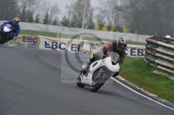 Mallory park Leicestershire;Mallory park photographs;Motorcycle action photographs;event digital images;eventdigitalimages;mallory park;no limits trackday;peter wileman photography;trackday;trackday digital images;trackday photos