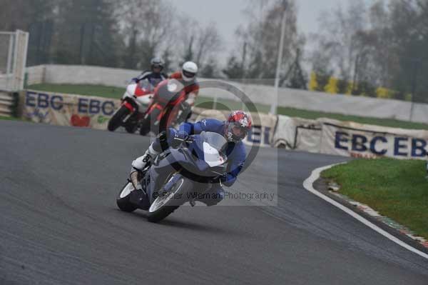 Mallory park Leicestershire;Mallory park photographs;Motorcycle action photographs;event digital images;eventdigitalimages;mallory park;no limits trackday;peter wileman photography;trackday;trackday digital images;trackday photos