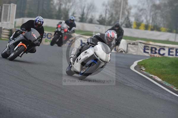 Mallory park Leicestershire;Mallory park photographs;Motorcycle action photographs;event digital images;eventdigitalimages;mallory park;no limits trackday;peter wileman photography;trackday;trackday digital images;trackday photos