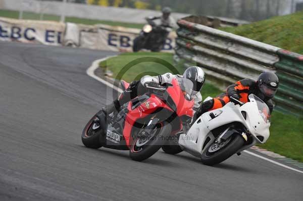 Mallory park Leicestershire;Mallory park photographs;Motorcycle action photographs;event digital images;eventdigitalimages;mallory park;no limits trackday;peter wileman photography;trackday;trackday digital images;trackday photos