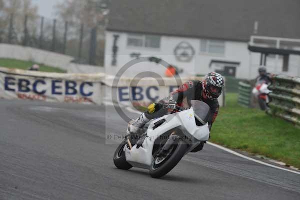 Mallory park Leicestershire;Mallory park photographs;Motorcycle action photographs;event digital images;eventdigitalimages;mallory park;no limits trackday;peter wileman photography;trackday;trackday digital images;trackday photos
