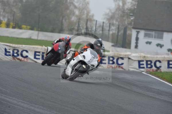 Mallory park Leicestershire;Mallory park photographs;Motorcycle action photographs;event digital images;eventdigitalimages;mallory park;no limits trackday;peter wileman photography;trackday;trackday digital images;trackday photos